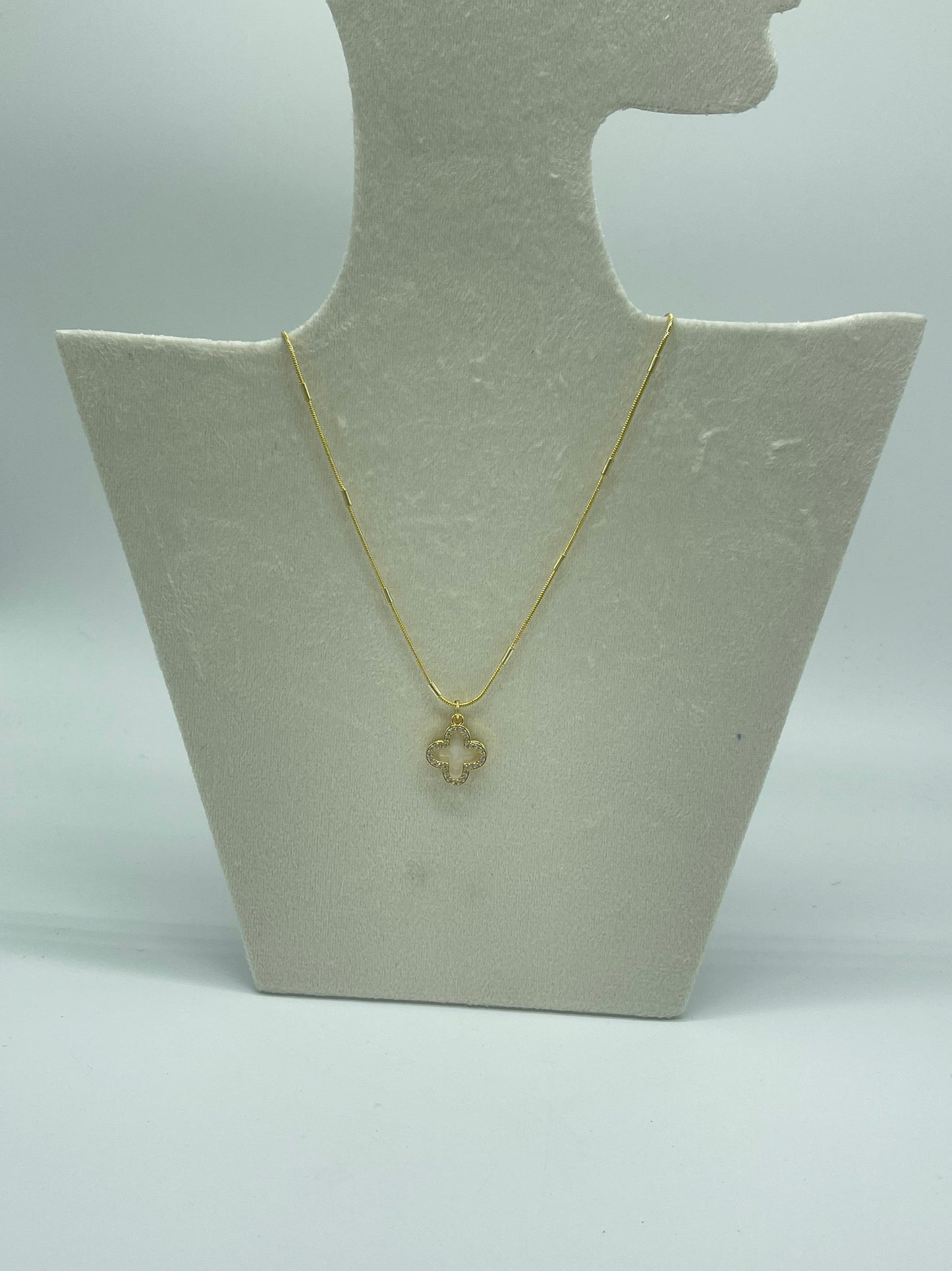 Single clover necklace