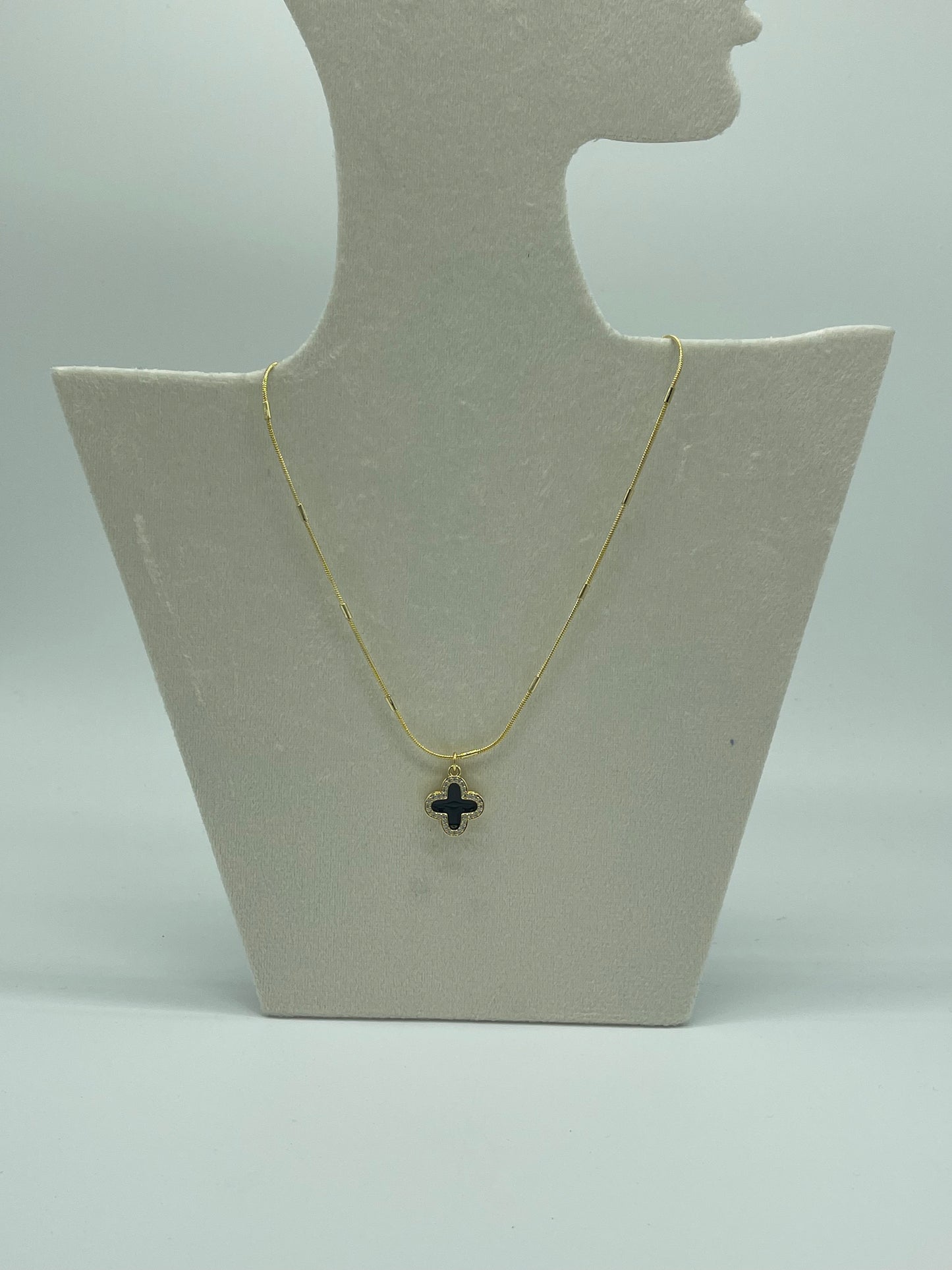 Single clover necklace